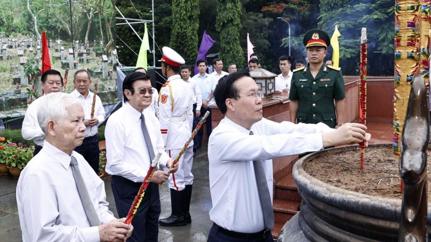 State President commemorates war martyrs at Con Dao cemetery
